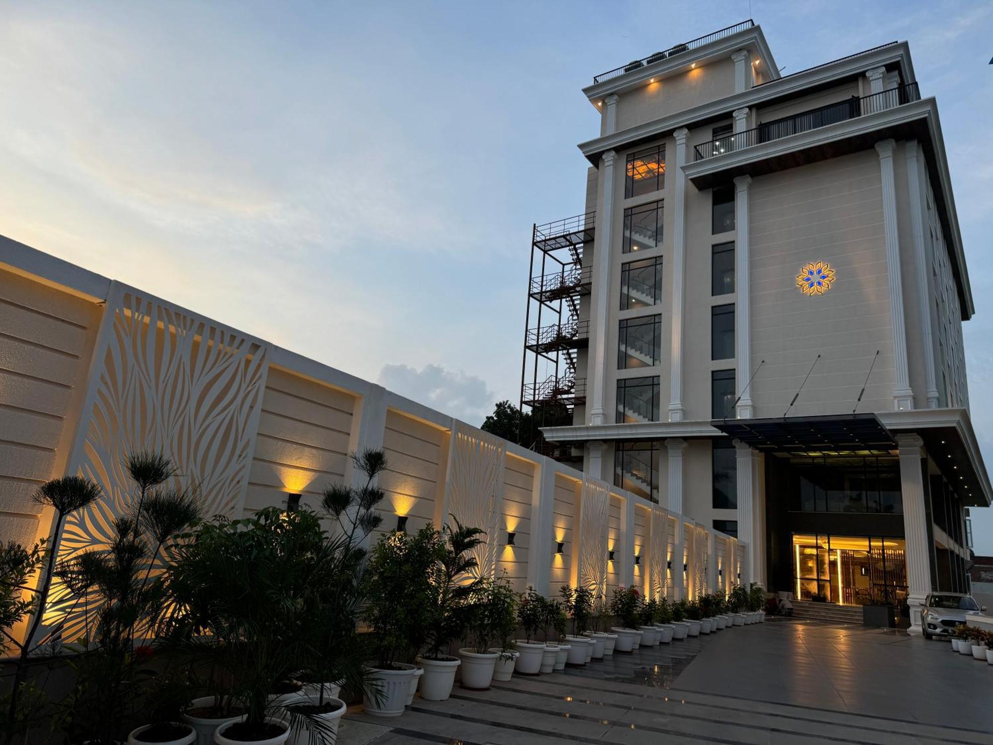 The Mudra Hotel Varanasi Exterior foto