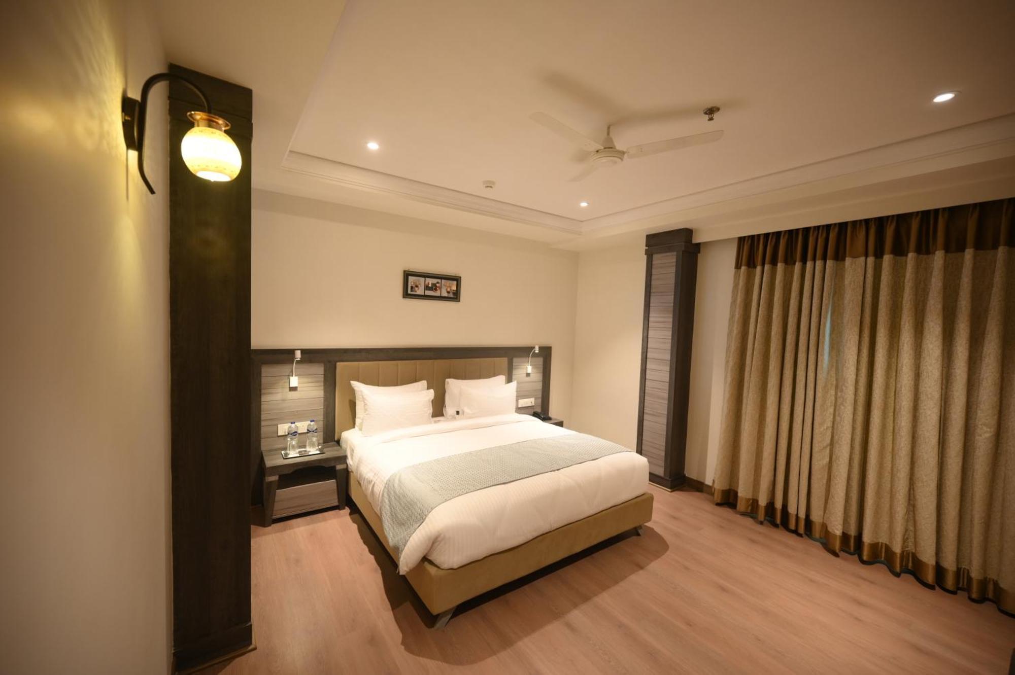 The Mudra Hotel Varanasi Exterior foto