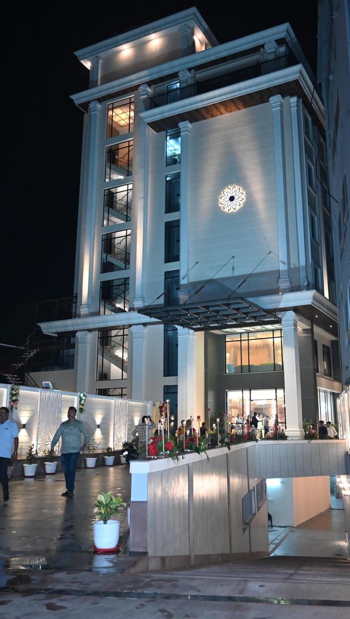 The Mudra Hotel Varanasi Exterior foto